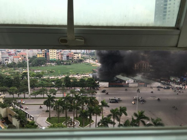 Hà Nội: Cháy lớn gần công ty điện lực, khói đen bốc cao hàng trăm mét - Ảnh 2.