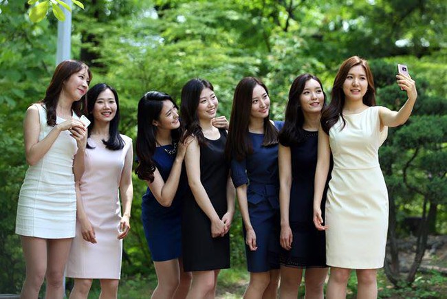 Ai cũng phải xao xuyến khi nh&igrave;n cảnh c&aacute;c nữ sinh trường nữ Ewha chụp ảnh tốt nghiệp - Ảnh 5.
