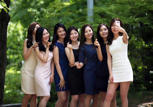 Ai cũng phải xao xuyến khi nh&igrave;n cảnh c&aacute;c nữ sinh trường nữ Ewha chụp ảnh tốt nghiệp - Ảnh 6.