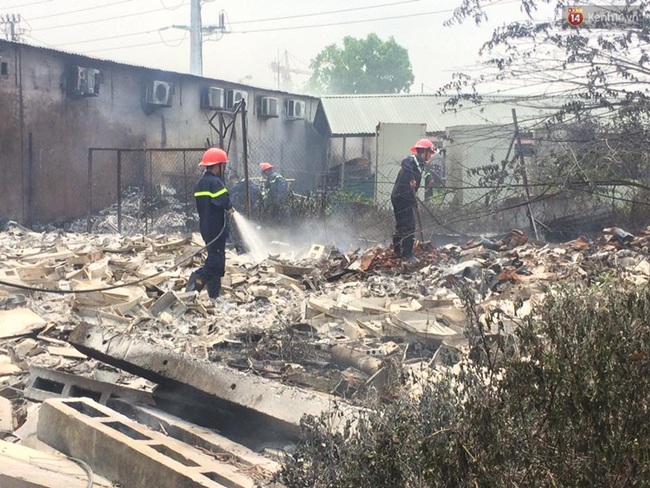 Hà Nội: Cháy lớn gần công ty điện lực, khói đen bốc cao hàng trăm mét - Ảnh 4.
