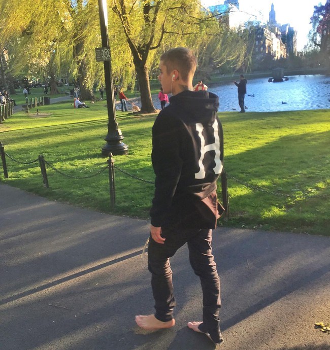 Justin Bieber lủi thủi đi chân trần trong công viên khi Selena lộ ảnh tình tứ với Orlando - Ảnh 2.