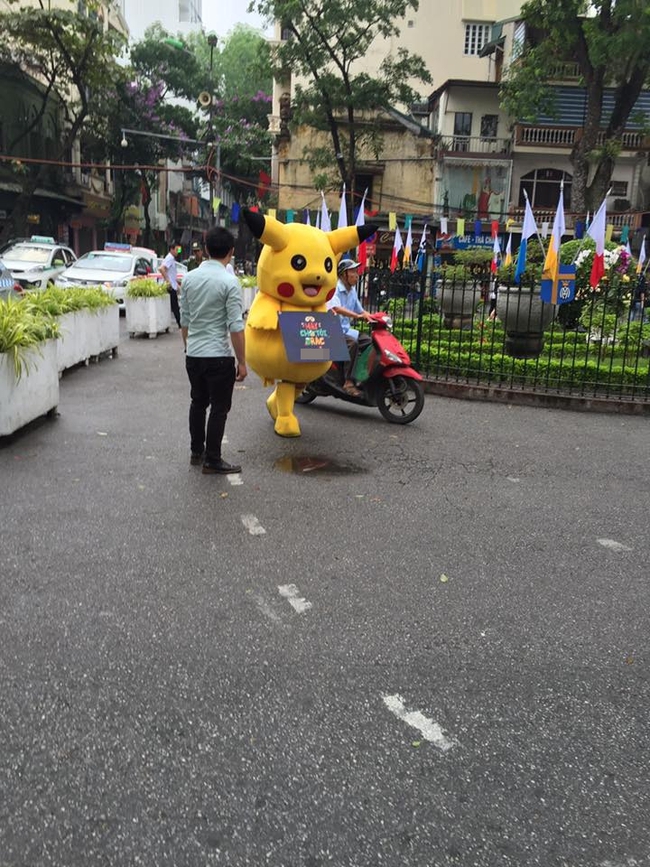 Thanh ni&ecirc;n mặc đồ Pikachu giơ bảng dừng xe tắt m&aacute;y khi đ&egrave;n đỏ, bị t&ocirc;ng ng&atilde; d&uacute;i dụi - Ảnh 8.