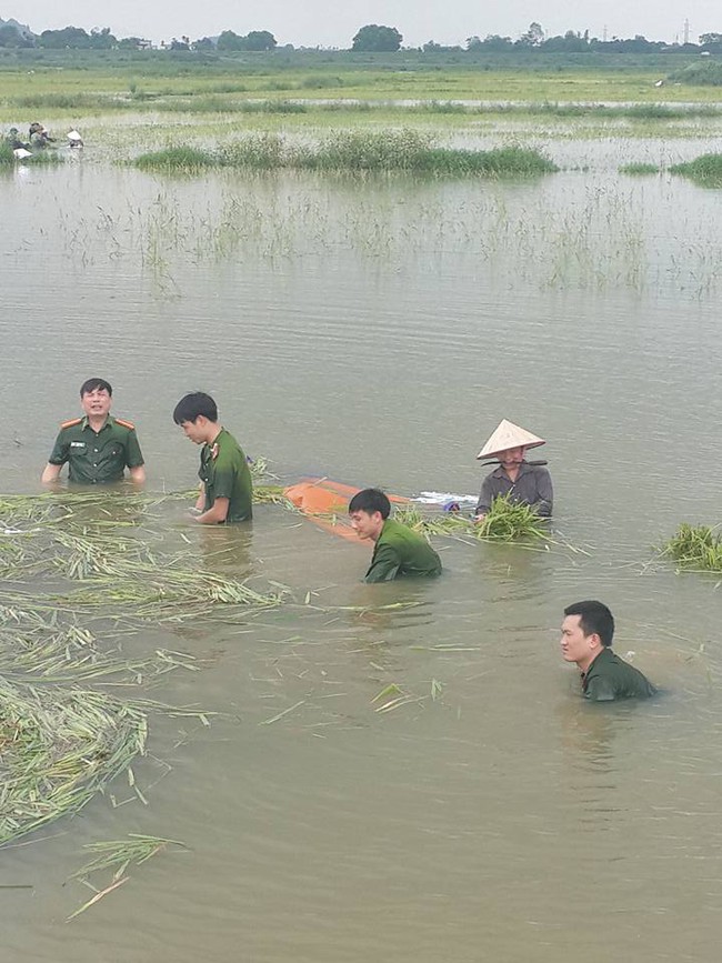 H&igrave;nh ảnh đẹp: Khi những người chiến sĩ lội b&ugrave;n, xuống đồng gặt l&uacute;a gi&uacute;p d&acirc;n - Ảnh 13.