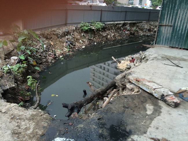 Hình ảnh nhóm người nước ngoài lội cống nước hôi thối dọn rác thải ở Hà Nội khiến nhiều người xấu hổ - Ảnh 4.