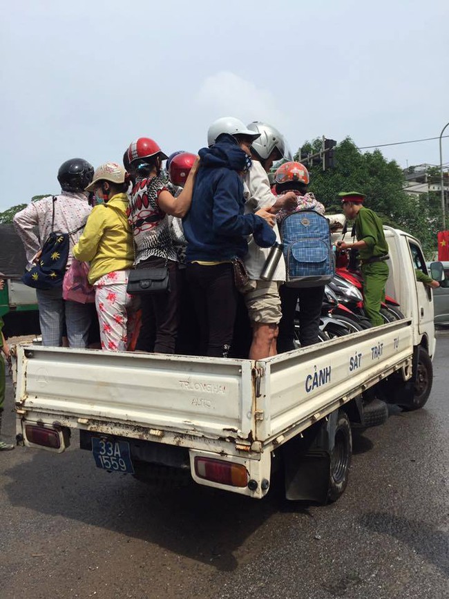 Những h&igrave;nh ảnh h&agrave;i hước trong ng&agrave;y H&agrave; Nội phố biến th&agrave;nh s&ocirc;ng - Ảnh 4.