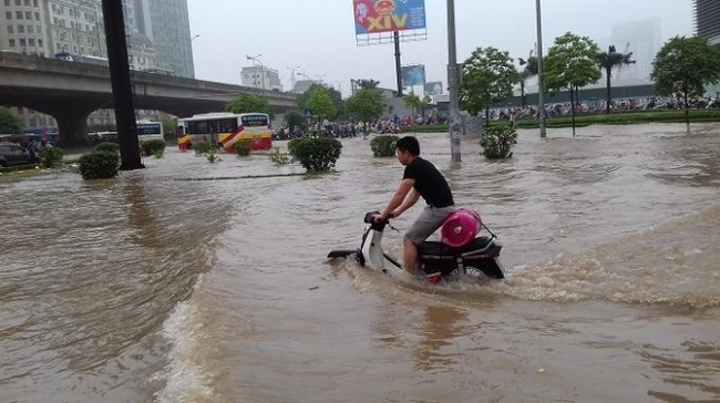 Những hình ảnh hài hước trong ngày Hà Nội phố biến thành sông - Ảnh 2.