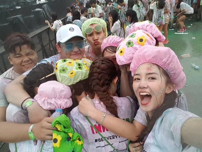 Mưa giông bất chợt, các bạn trẻ tham gia Color Me Run ùa vào Trung tâm thương mại trú mưa - Ảnh 2.