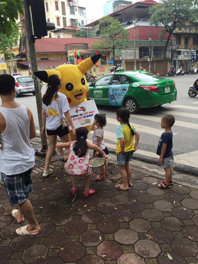 Thanh ni&ecirc;n mặc đồ Pikachu giơ bảng dừng xe tắt m&aacute;y khi đ&egrave;n đỏ, bị t&ocirc;ng ng&atilde; d&uacute;i dụi - Ảnh 4.