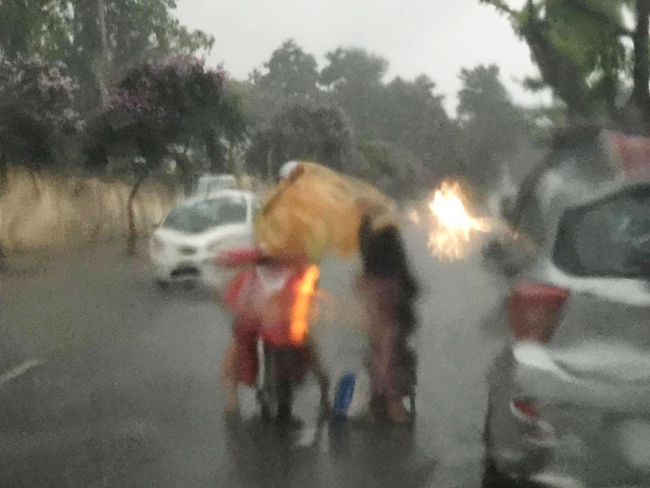 Khoảnh khắc đẹp nhất ngày mưa: Cô gái Hà Nội dừng xe, mặc áo mưa cho cụ bà trong cơn dông - Ảnh 2.