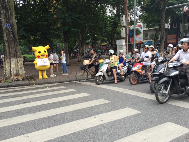 Thanh ni&ecirc;n mặc đồ Pikachu giơ bảng dừng xe tắt m&aacute;y khi đ&egrave;n đỏ, bị t&ocirc;ng ng&atilde; d&uacute;i dụi - Ảnh 7.