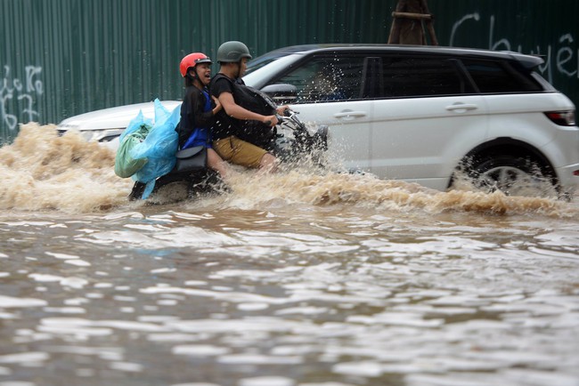 Những h&igrave;nh ảnh h&agrave;i hước trong ng&agrave;y H&agrave; Nội phố biến th&agrave;nh s&ocirc;ng - Ảnh 14.