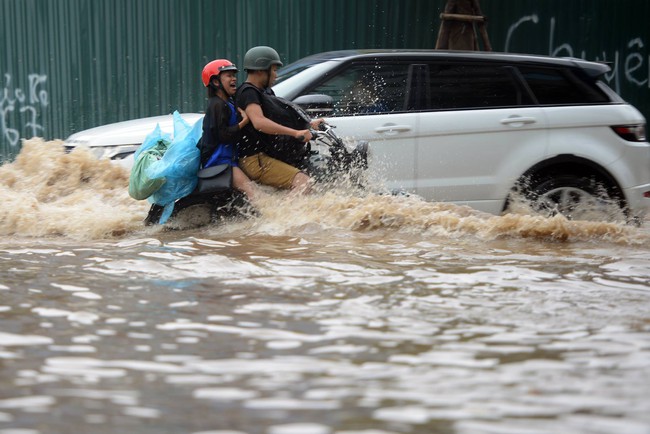 Những hình ảnh hài hước trong ngày Hà Nội phố biến thành sông - Ảnh 14.