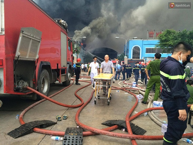 Lửa bao tr&ugrave;m c&ocirc;ng ty nệm Vạn Th&agrave;nh ở S&agrave;i G&ograve;n, kh&oacute;i đen nghi ng&uacute;t - Ảnh 10.