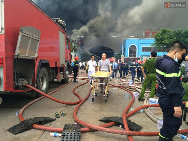 Lửa bao trùm công ty nệm Vạn Thành ở Sài Gòn, khói đen nghi ngút - Ảnh 10.