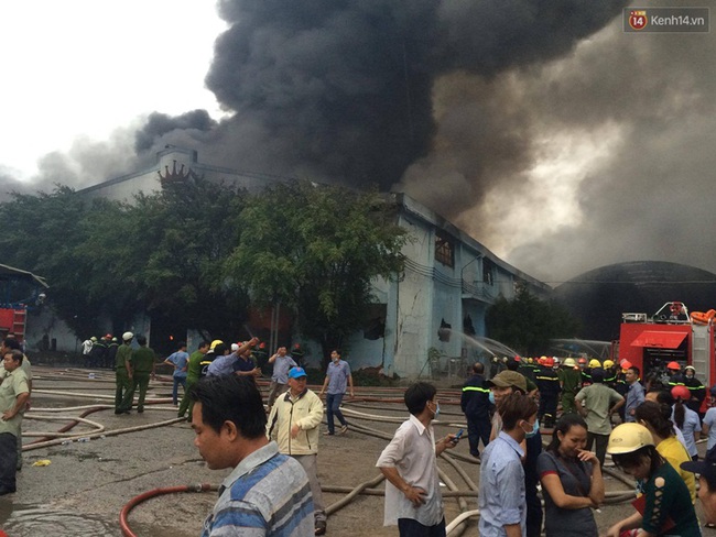Lửa bao tr&ugrave;m c&ocirc;ng ty nệm Vạn Th&agrave;nh ở S&agrave;i G&ograve;n, kh&oacute;i đen nghi ng&uacute;t - Ảnh 13.