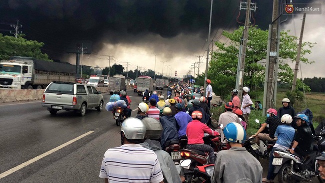 Lửa bao tr&ugrave;m c&ocirc;ng ty nệm Vạn Th&agrave;nh ở S&agrave;i G&ograve;n, kh&oacute;i đen nghi ng&uacute;t - Ảnh 5.
