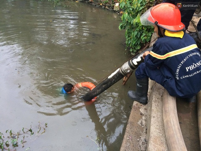 Lửa bao tr&ugrave;m c&ocirc;ng ty nệm Vạn Th&agrave;nh ở S&agrave;i G&ograve;n, kh&oacute;i đen nghi ng&uacute;t - Ảnh 11.