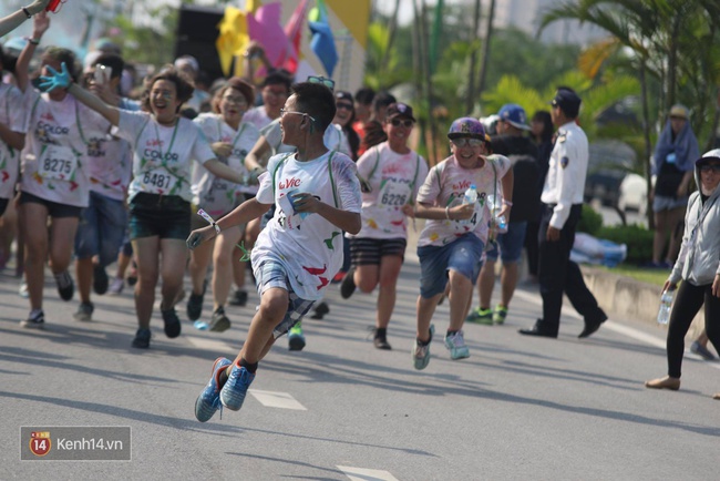 Giới trẻ Hà Nội đã có một buổi chiều quẩy rất nhiệt tại Color me run! - Ảnh 9.