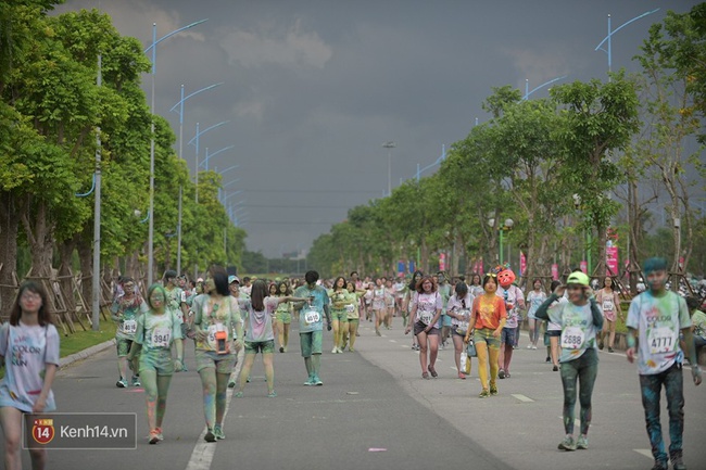 Mưa giông bất chợt, các bạn trẻ tham gia Color Me Run ùa vào Trung tâm thương mại trú mưa - Ảnh 1.