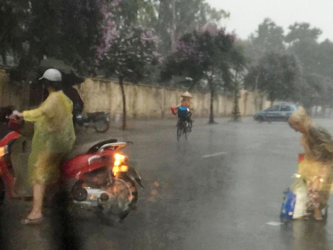 Khoảnh khắc đẹp nhất ngày mưa: Cô gái Hà Nội dừng xe, mặc áo mưa cho cụ bà trong cơn dông - Ảnh 4.