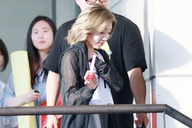 G&aacute;c lại l&ugrave;m x&ugrave;m, Taeyeon - Yoona (SNSD) vui vẻ tới ủng hộ Tiffany - Ảnh 7.