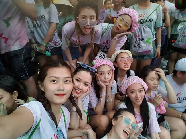 Mưa giông bất chợt, các bạn trẻ tham gia Color Me Run ùa vào Trung tâm thương mại trú mưa - Ảnh 4.