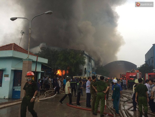 Lửa bao tr&ugrave;m c&ocirc;ng ty nệm Vạn Th&agrave;nh ở S&agrave;i G&ograve;n, kh&oacute;i đen nghi ng&uacute;t - Ảnh 16.