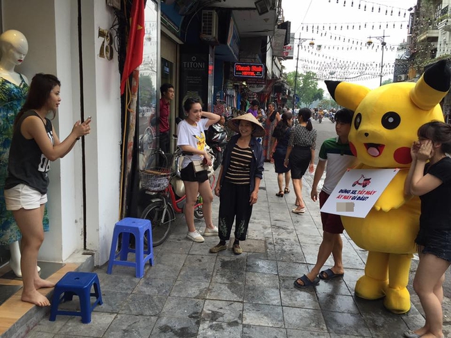 Thanh ni&ecirc;n mặc đồ Pikachu giơ bảng dừng xe tắt m&aacute;y khi đ&egrave;n đỏ, bị t&ocirc;ng ng&atilde; d&uacute;i dụi - Ảnh 6.