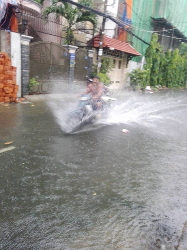 Nhiều tuyến đường ở Sài Gòn ngập nặng sau cơn mưa lớn - Ảnh 17.