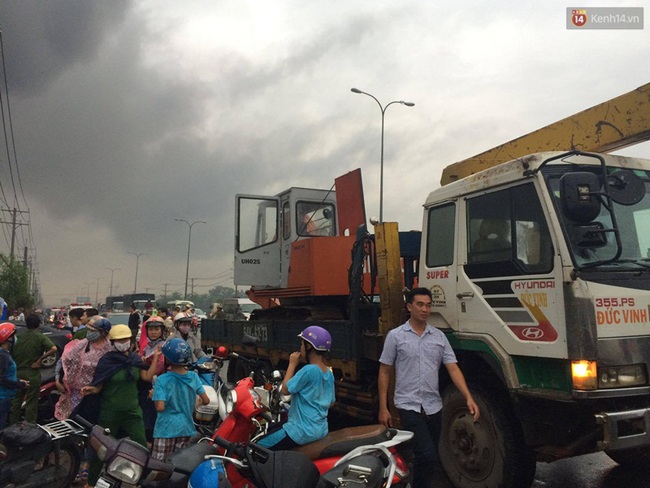 Lửa bao trùm công ty nệm Vạn Thành ở Sài Gòn, khói đen nghi ngút - Ảnh 15.