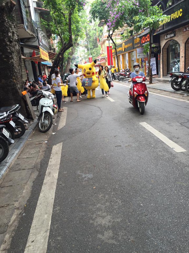 Thanh ni&ecirc;n mặc đồ Pikachu giơ bảng dừng xe tắt m&aacute;y khi đ&egrave;n đỏ, bị t&ocirc;ng ng&atilde; d&uacute;i dụi - Ảnh 11.