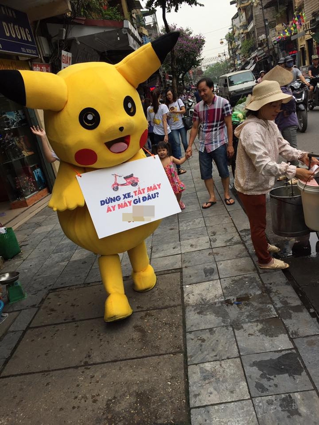 Thanh ni&ecirc;n mặc đồ Pikachu giơ bảng dừng xe tắt m&aacute;y khi đ&egrave;n đỏ, bị t&ocirc;ng ng&atilde; d&uacute;i dụi - Ảnh 3.