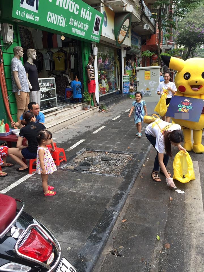 Thanh ni&ecirc;n mặc đồ Pikachu giơ bảng dừng xe tắt m&aacute;y khi đ&egrave;n đỏ, bị t&ocirc;ng ng&atilde; d&uacute;i dụi - Ảnh 9.