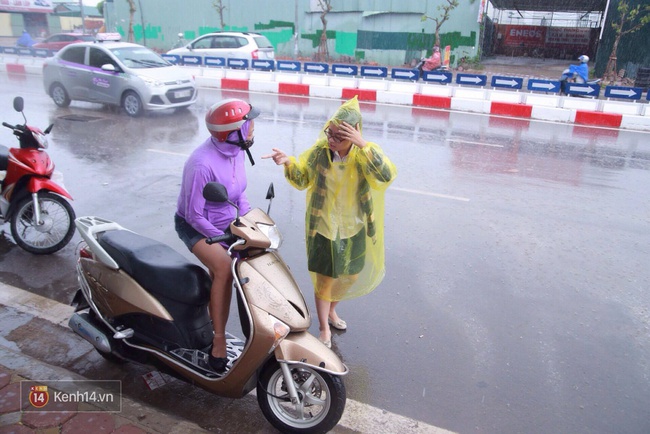Th&iacute; sinh bước v&agrave;o buổi thi thứ 2 của kỳ thi tuyển sinh lớp 10 - Ảnh 1.