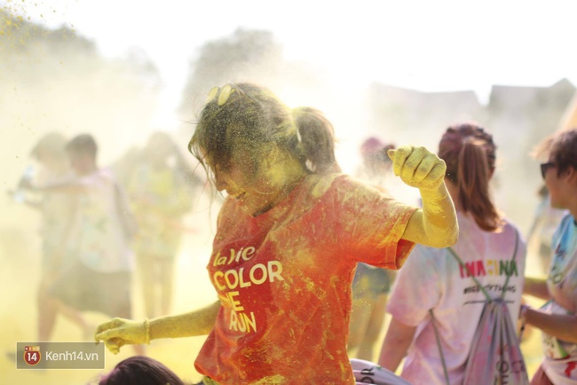 Giới trẻ Hà Nội đã có một buổi chiều quẩy rất nhiệt tại Color me run! - Ảnh 27.