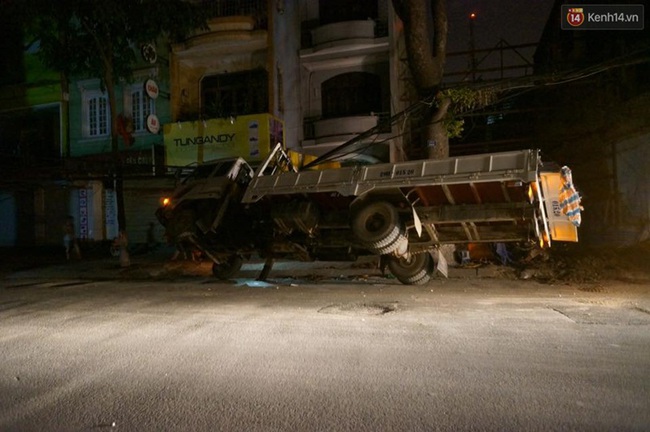 H&agrave; Nội: Cẩu tự h&agrave;nh đổ v&agrave;o đường d&acirc;y, cả phố L&ograve; Đ&uacute;c mất điện giữa đ&ecirc;m - Ảnh 1.