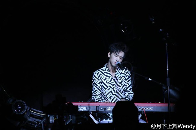 Hứa Ngụy Châu đẹp trai ngời ngợi, khiến fan mãn nhãn trong concert đầu tiên - Ảnh 18.
