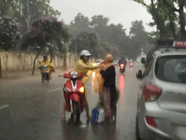 Khoảnh khắc đẹp nhất ngày mưa: Cô gái Hà Nội dừng xe, mặc áo mưa cho cụ bà trong cơn dông - Ảnh 3.