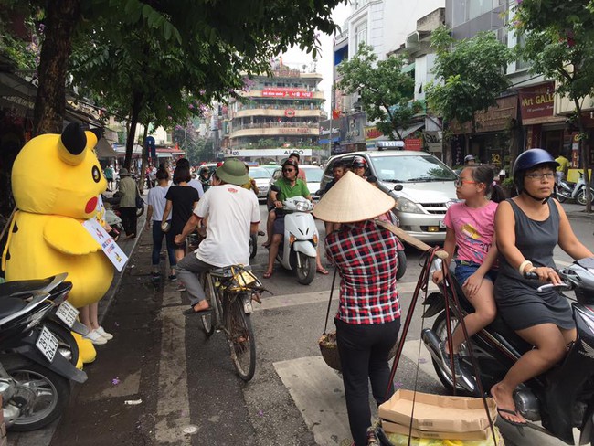 Thanh ni&ecirc;n mặc đồ Pikachu giơ bảng dừng xe tắt m&aacute;y khi đ&egrave;n đỏ, bị t&ocirc;ng ng&atilde; d&uacute;i dụi - Ảnh 5.