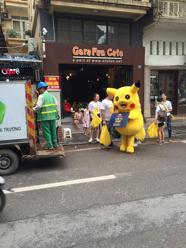 Thanh ni&ecirc;n mặc đồ Pikachu giơ bảng dừng xe tắt m&aacute;y khi đ&egrave;n đỏ, bị t&ocirc;ng ng&atilde; d&uacute;i dụi - Ảnh 10.