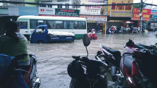 Nhiều tuyến đường ở Sài Gòn ngập nặng sau cơn mưa lớn - Ảnh 18.