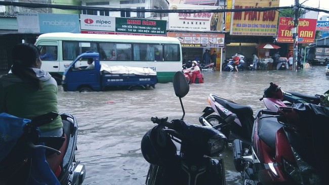 Nhiều tuyến đường ở S&agrave;i G&ograve;n ngập nặng sau cơn mưa lớn - Ảnh 18.