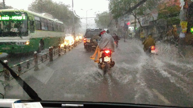 Nhiều tuyến đường ở Sài Gòn ngập nặng sau cơn mưa lớn - Ảnh 19.