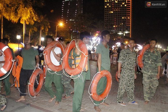 Chìm tàu chở khách du lịch trên sông Hàn: Cứu sống 43 người, 3 người mất tích trong đó có 2 trẻ nhỏ - Ảnh 5.