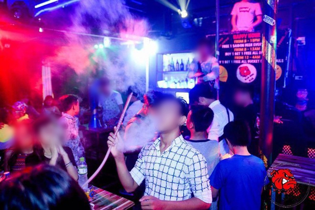 Các em học sinh xin vào bar chụp ảnh lấy shisha thừa của người khác để  checkin thôi