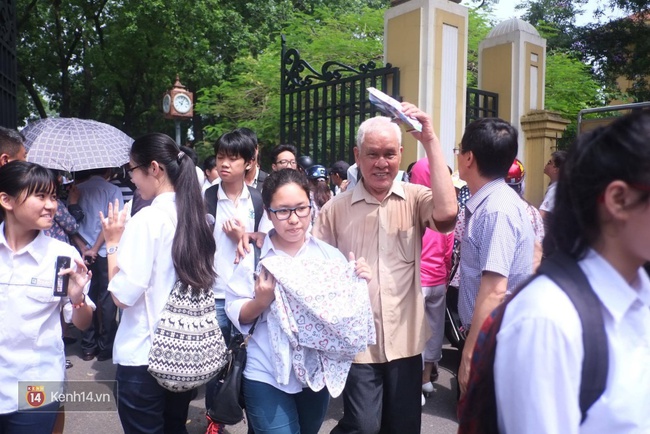 Phụ huynh v&agrave; th&iacute; sinh lo lắng trước khi bước v&agrave;o buổi thứ 3 của thi tuyển sinh lớp 10 - Ảnh 16.
