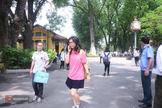 Phụ huynh v&agrave; th&iacute; sinh lo lắng trước khi bước v&agrave;o buổi thứ 3 của thi tuyển sinh lớp 10 - Ảnh 17.