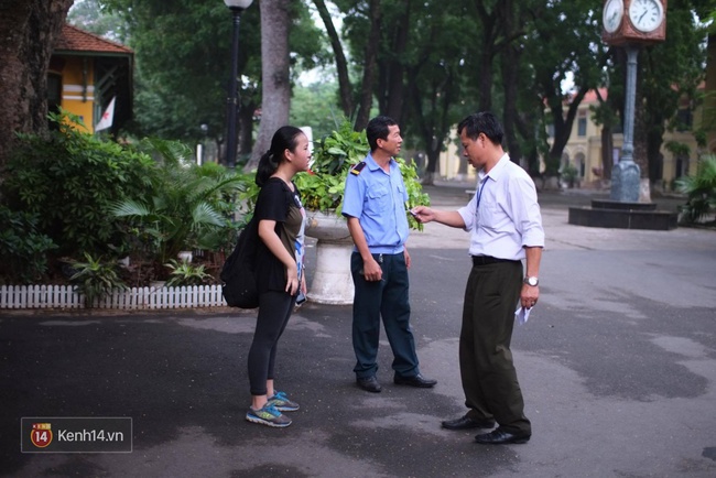 Phụ huynh v&agrave; th&iacute; sinh lo lắng trước khi bước v&agrave;o buổi thứ 3 của thi tuyển sinh lớp 10 - Ảnh 1.