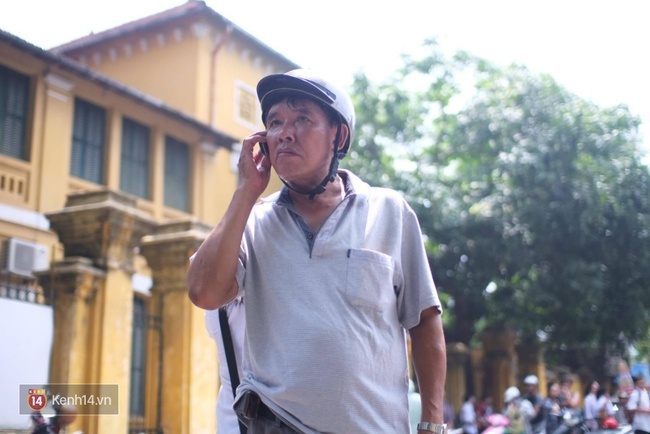 Phụ huynh v&agrave; th&iacute; sinh lo lắng trước khi bước v&agrave;o buổi thứ 3 của thi tuyển sinh lớp 10 - Ảnh 15.