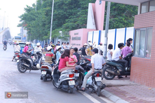 Phụ huynh v&agrave; th&iacute; sinh lo lắng trước khi bước v&agrave;o buổi thứ 3 của thi tuyển sinh lớp 10 - Ảnh 8.